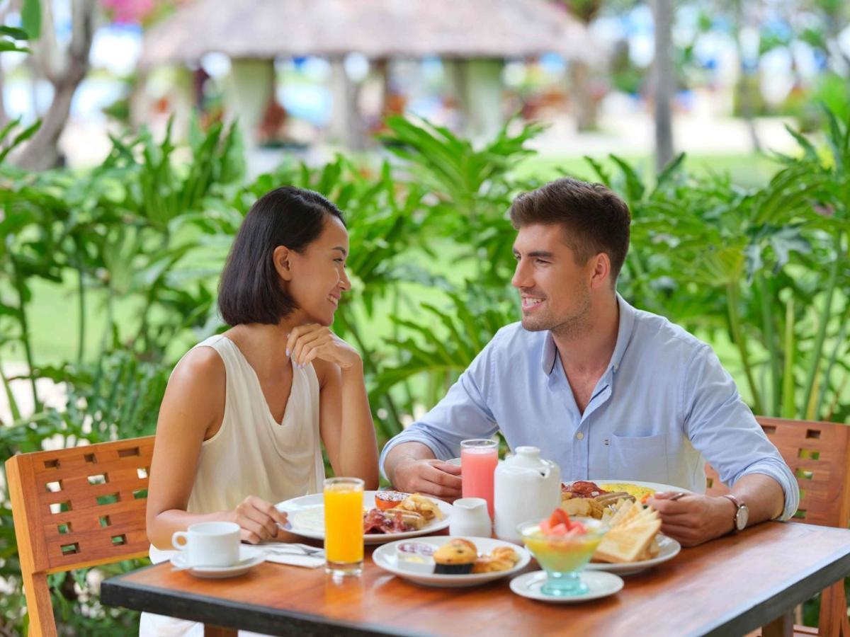 Hotel Nikko Bali Benoa Beach Νούσα Ντούα Εξωτερικό φωτογραφία A couple eating breakfast