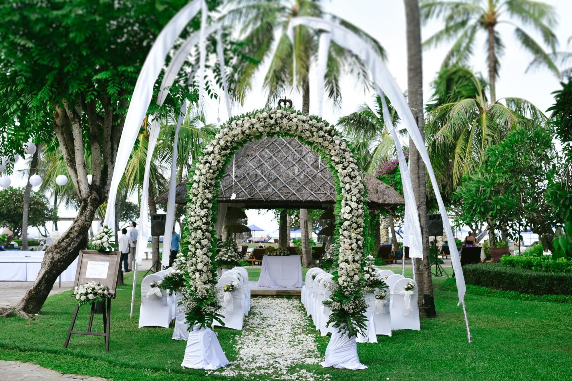 Hotel Nikko Bali Benoa Beach Νούσα Ντούα Εξωτερικό φωτογραφία A wedding arch