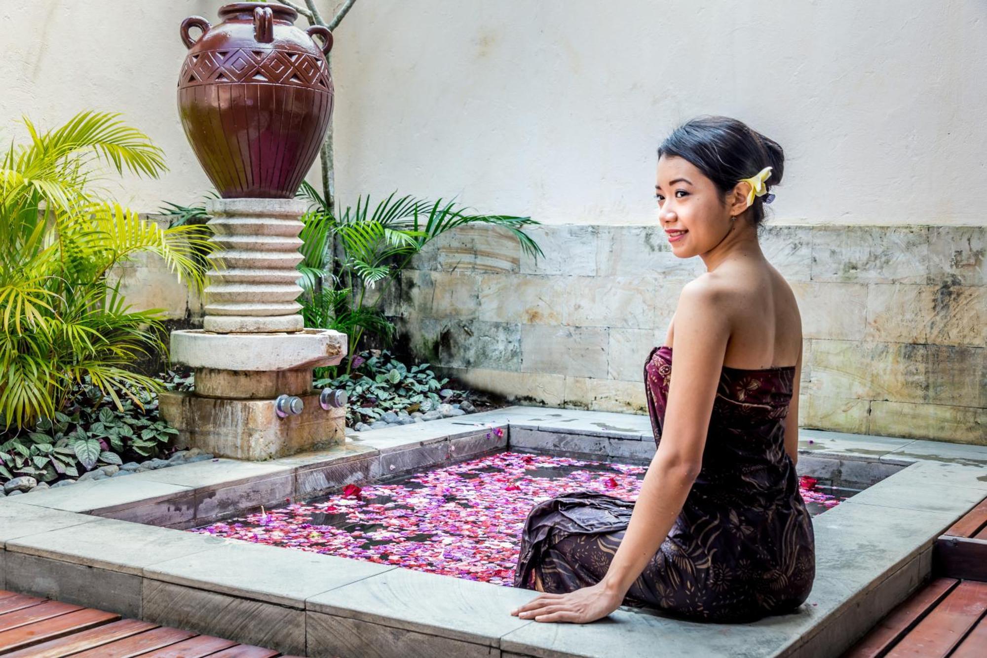 Hotel Nikko Bali Benoa Beach Νούσα Ντούα Εξωτερικό φωτογραφία A woman in traditional Balinese attire